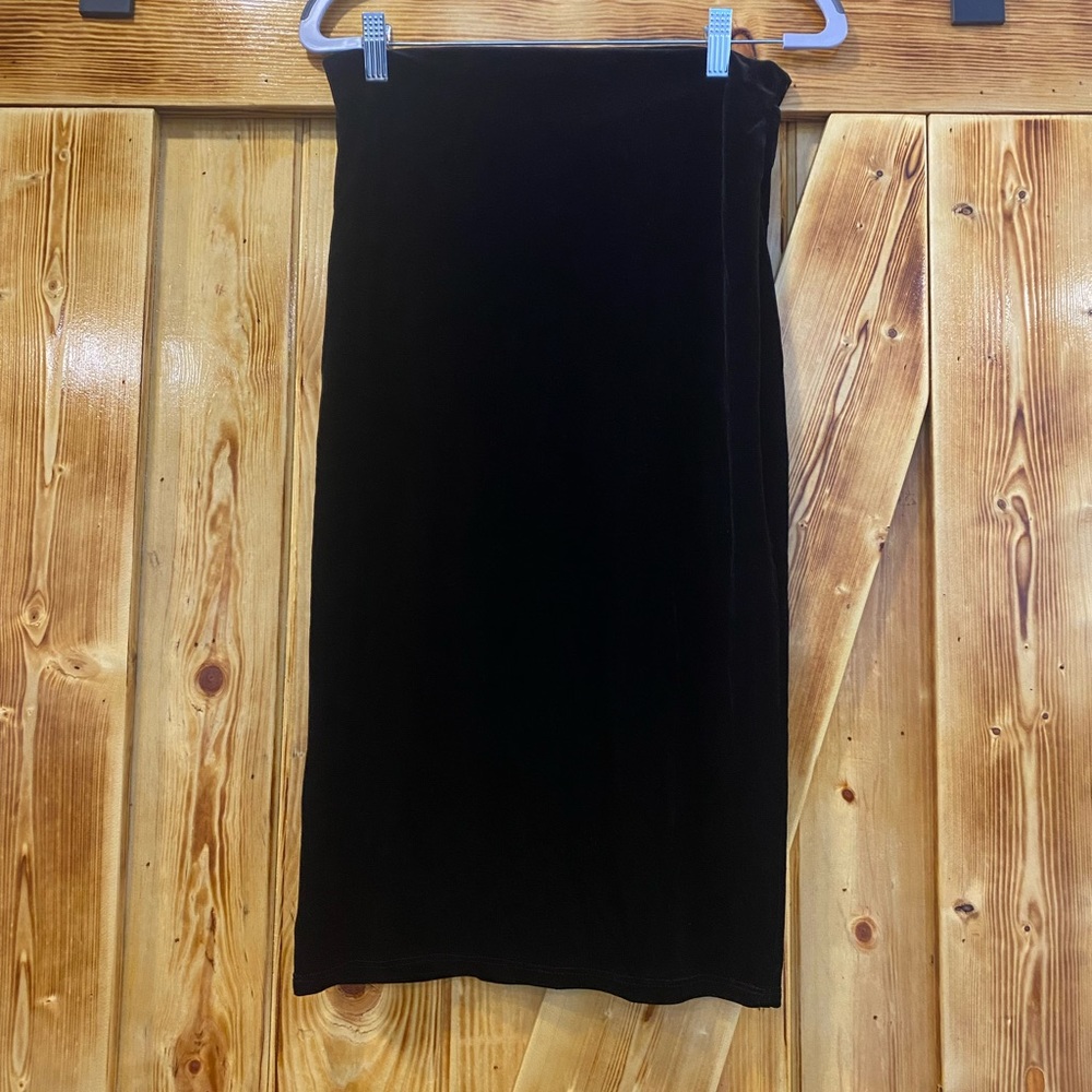 Lilly White velvet stretchy black skirt size L